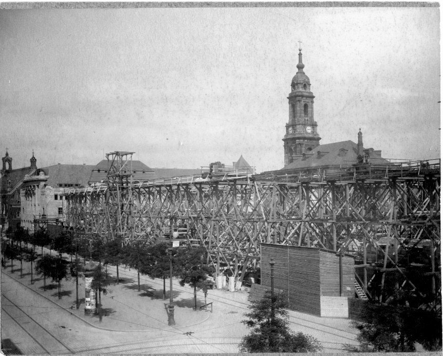 Gerüste des Neuen Rathauses an der Ringstraße in Dresden im Juli 1906, dahinter die Kreuzkirche.