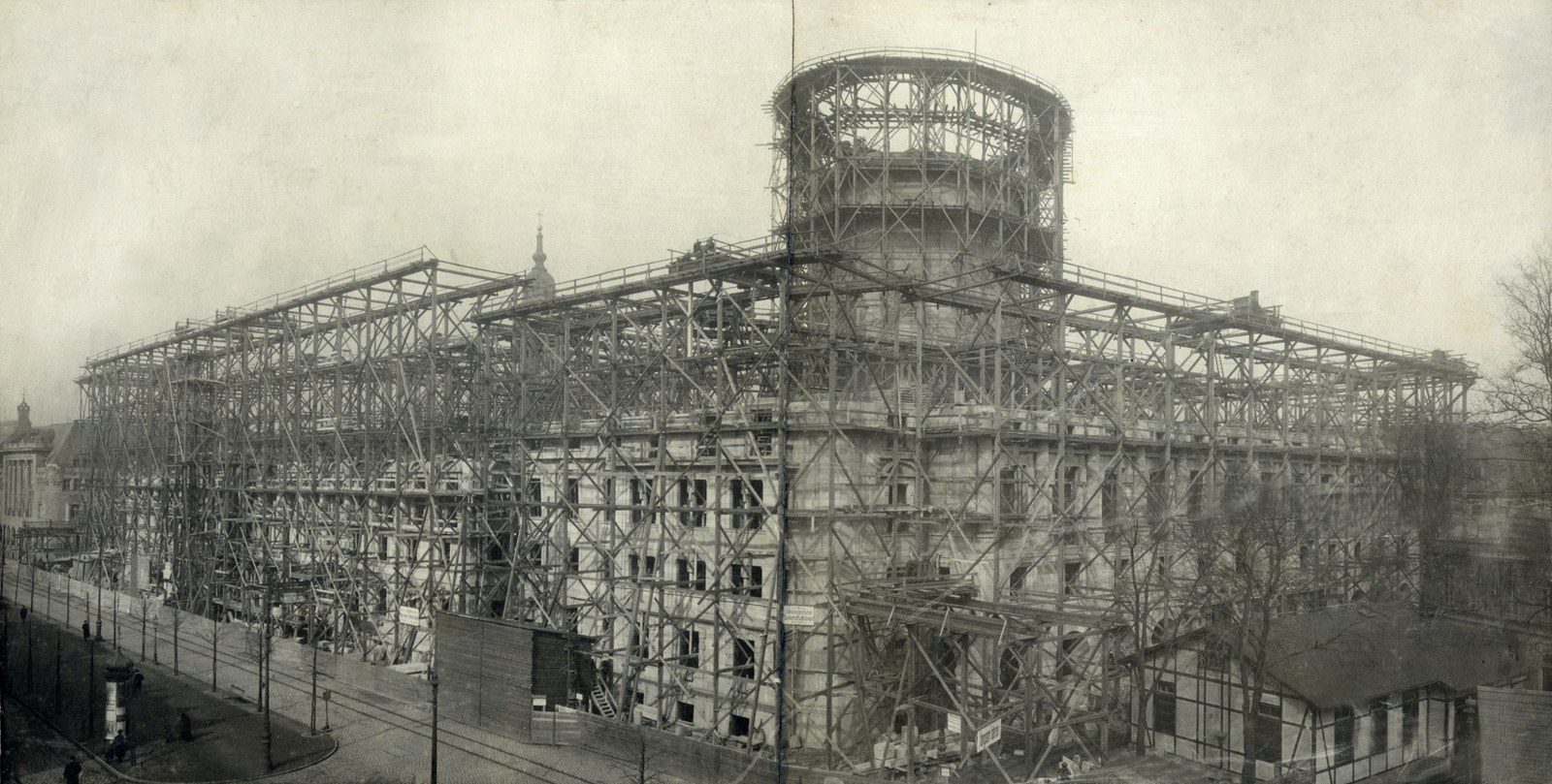 Der eingerüstete Rohbau des Neuen Rathauses in Dresden im März 1907 von der Ringstraße aus.