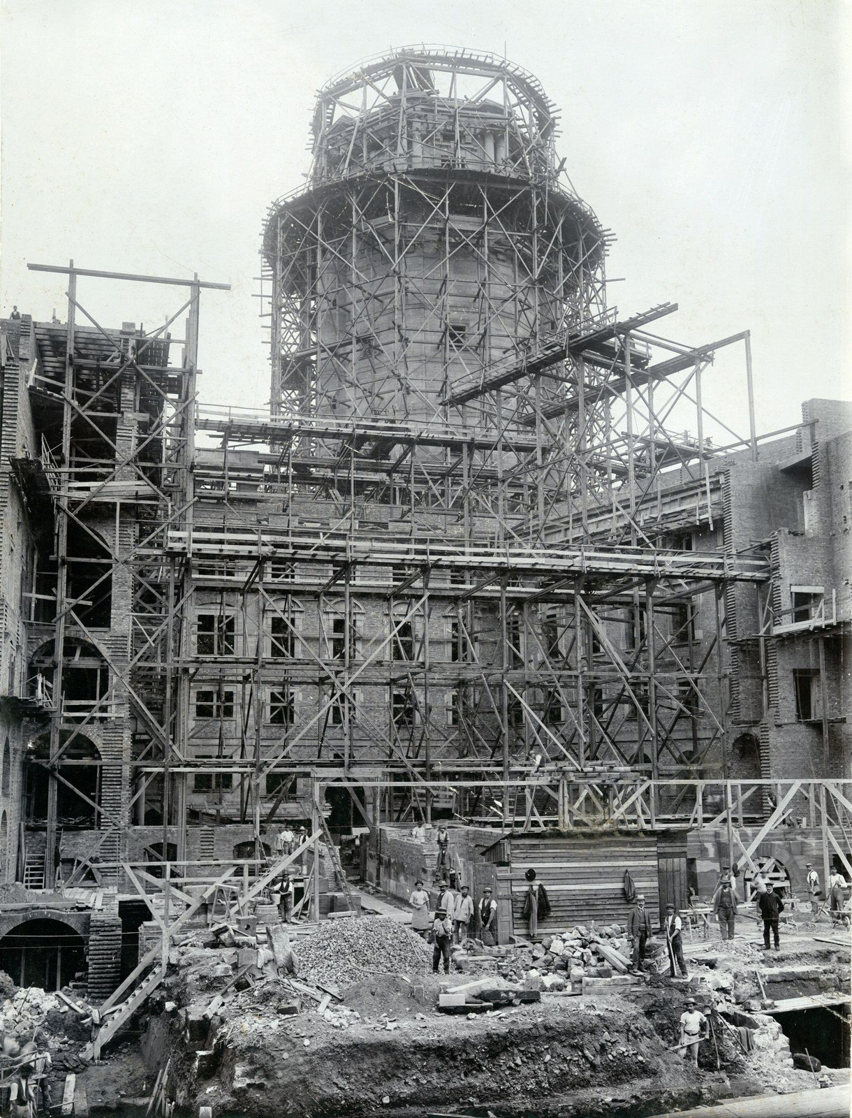 Innenhof und eingerüsteter Turm des Neuen Rathauses in Dresden im August 1907.