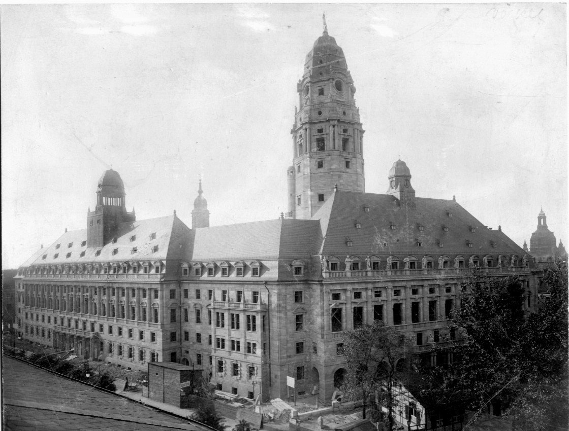 Das fast fertige Neue Rathaus in Dresden im August 1908 mit Turm und Dachreitern, Gerüste sind abgebaut.