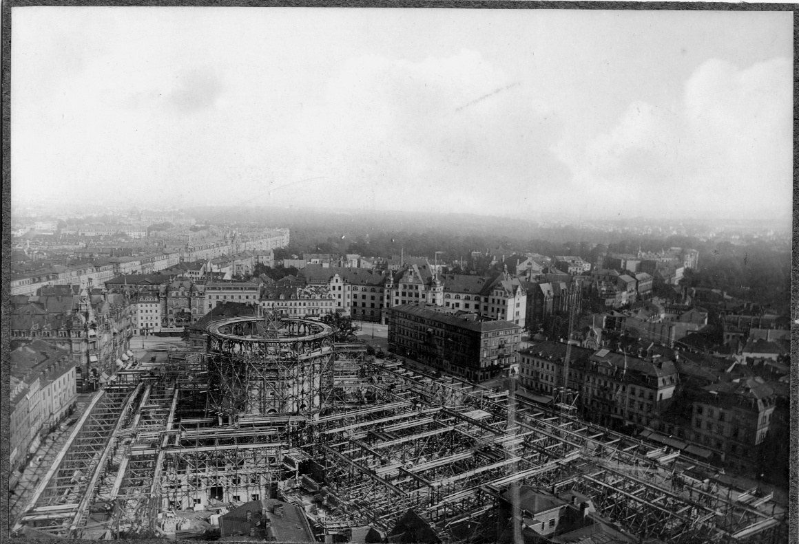 Blick vom Turm der Kreuzkirche auf die Baustelle des Neuen Rathauses in Dresden im März 1906.
