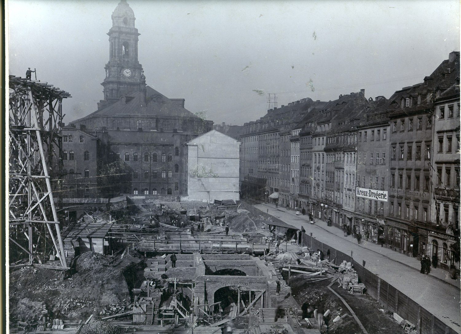 Grundbauarbeiten für das Neue Rathaus an der Kreuzstraße in Dresden mit Blick auf die Kreuzkirche.