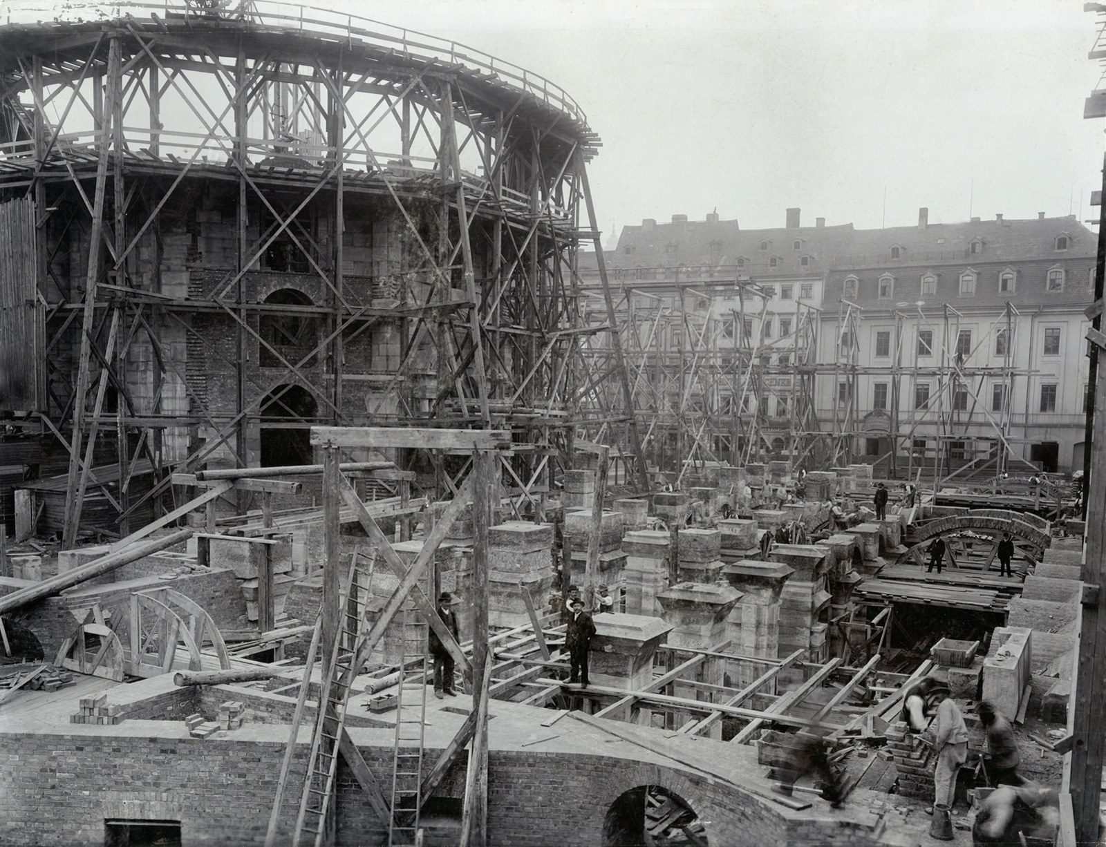 Rohbau von Ratskeller und Turmsockel des Neuen Rathauses in Dresden im Mai 1906, im Hintergrund das Gewandhaus.
