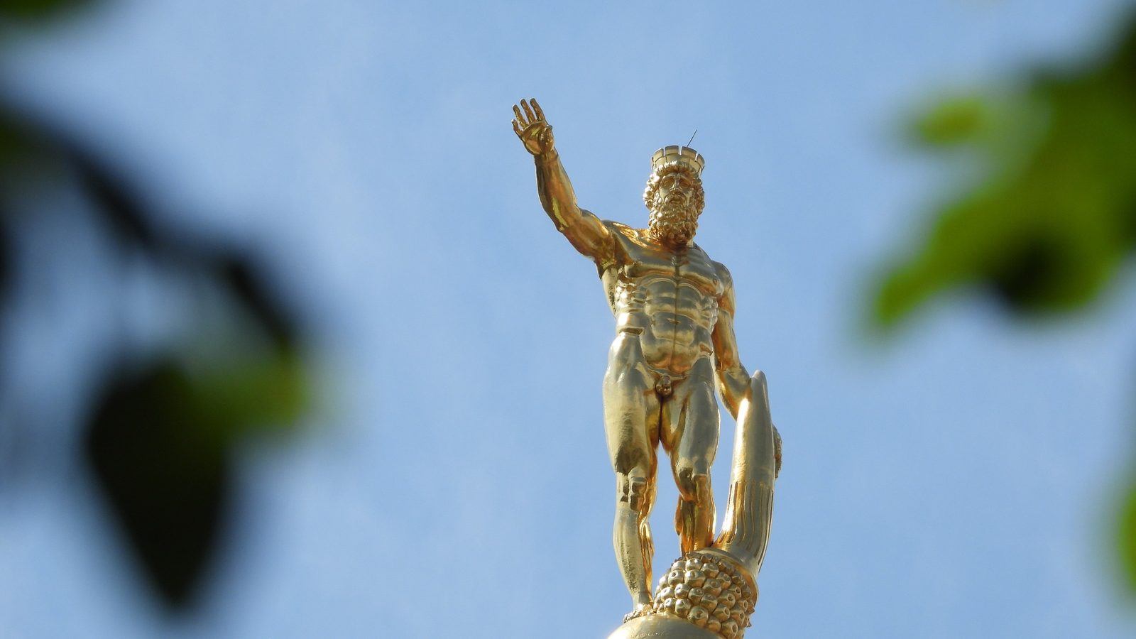 Der goldene Rathausmann auf dem Turm des Neuen Rathauses in Dresden in Nahaufnahme, 2024.