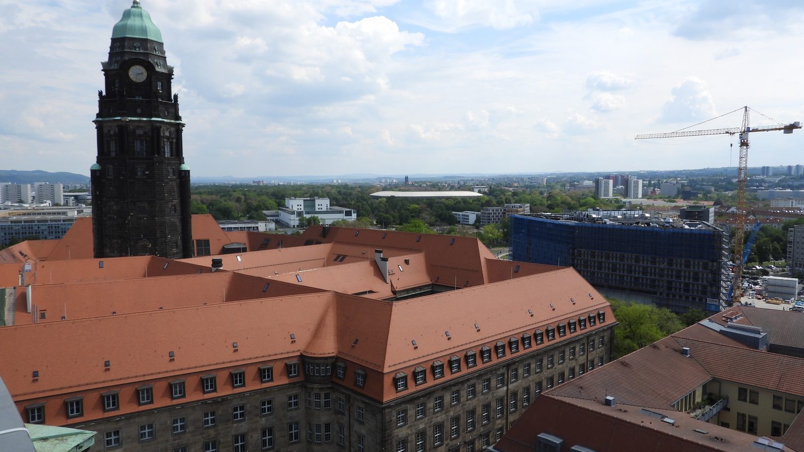 Blick vom Kreuzkirchturm auf die Dächer und den Turm des Neuen Rathauses in Dresden, 2024.