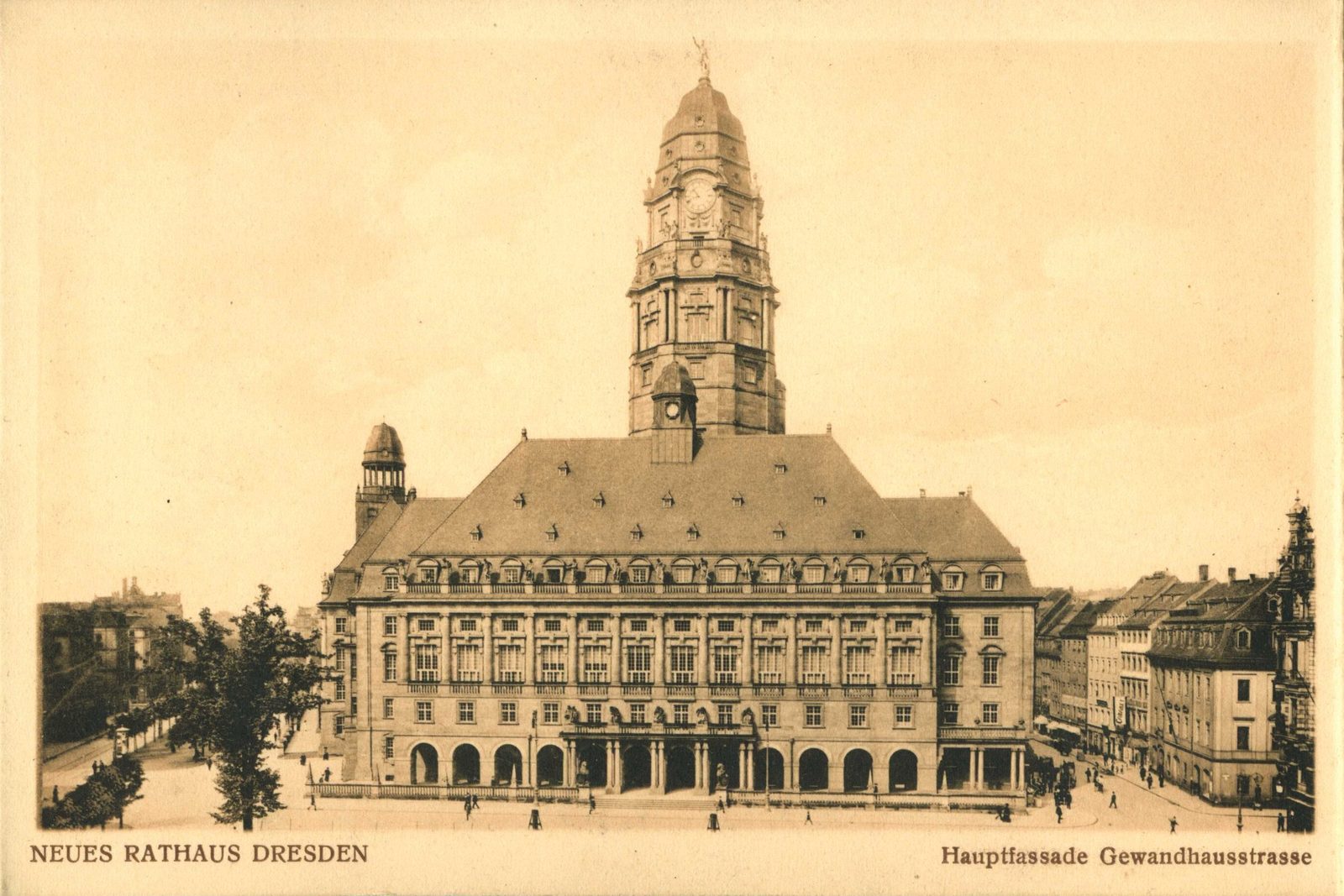 Hauptfassade des Neuen Rathauses in Dresden an der Gewandhausstraße aus dem Erinnerungsleporello zur Einweihung 1910.