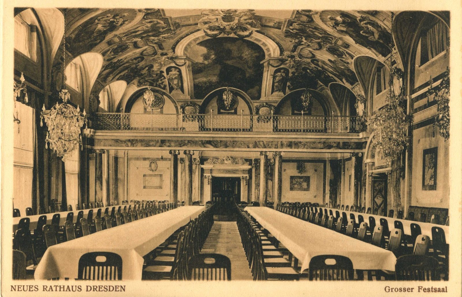 Der Große Festsaal des Neuen Rathauses in Dresden mit gedeckten Tafeln, 1910.