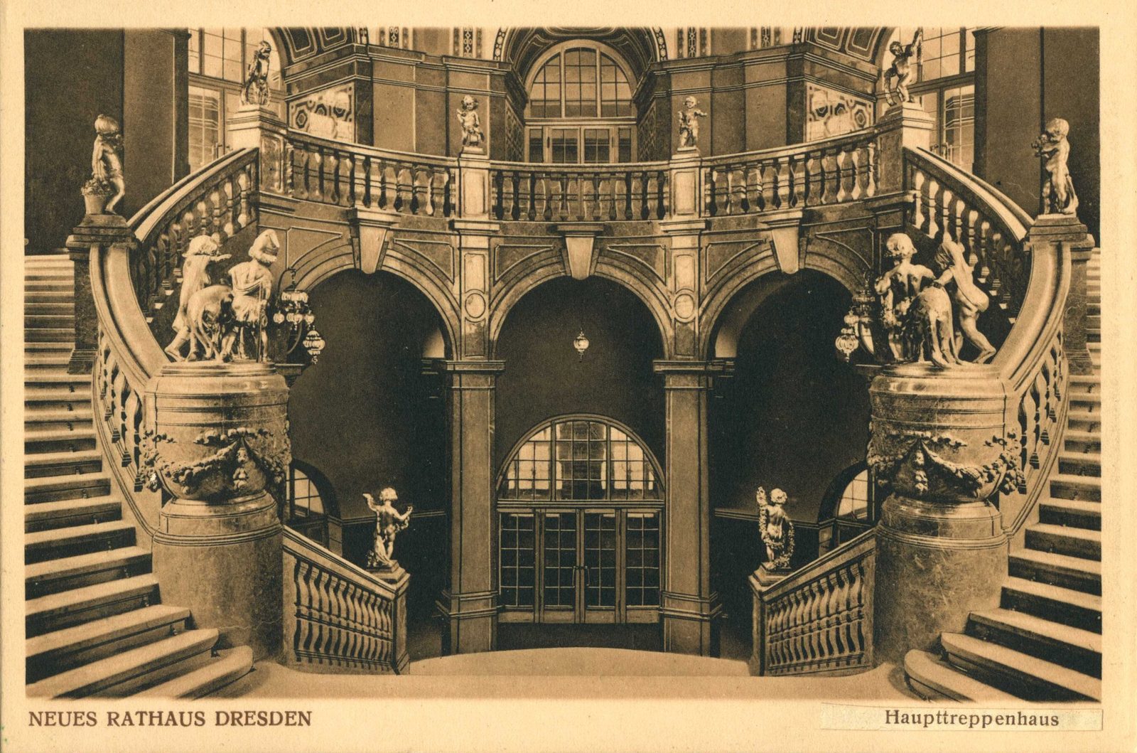 Das Haupttreppenhaus des Neuen Rathauses in Dresden mit doppelläufiger Treppe und Puttenfiguren, 1910.