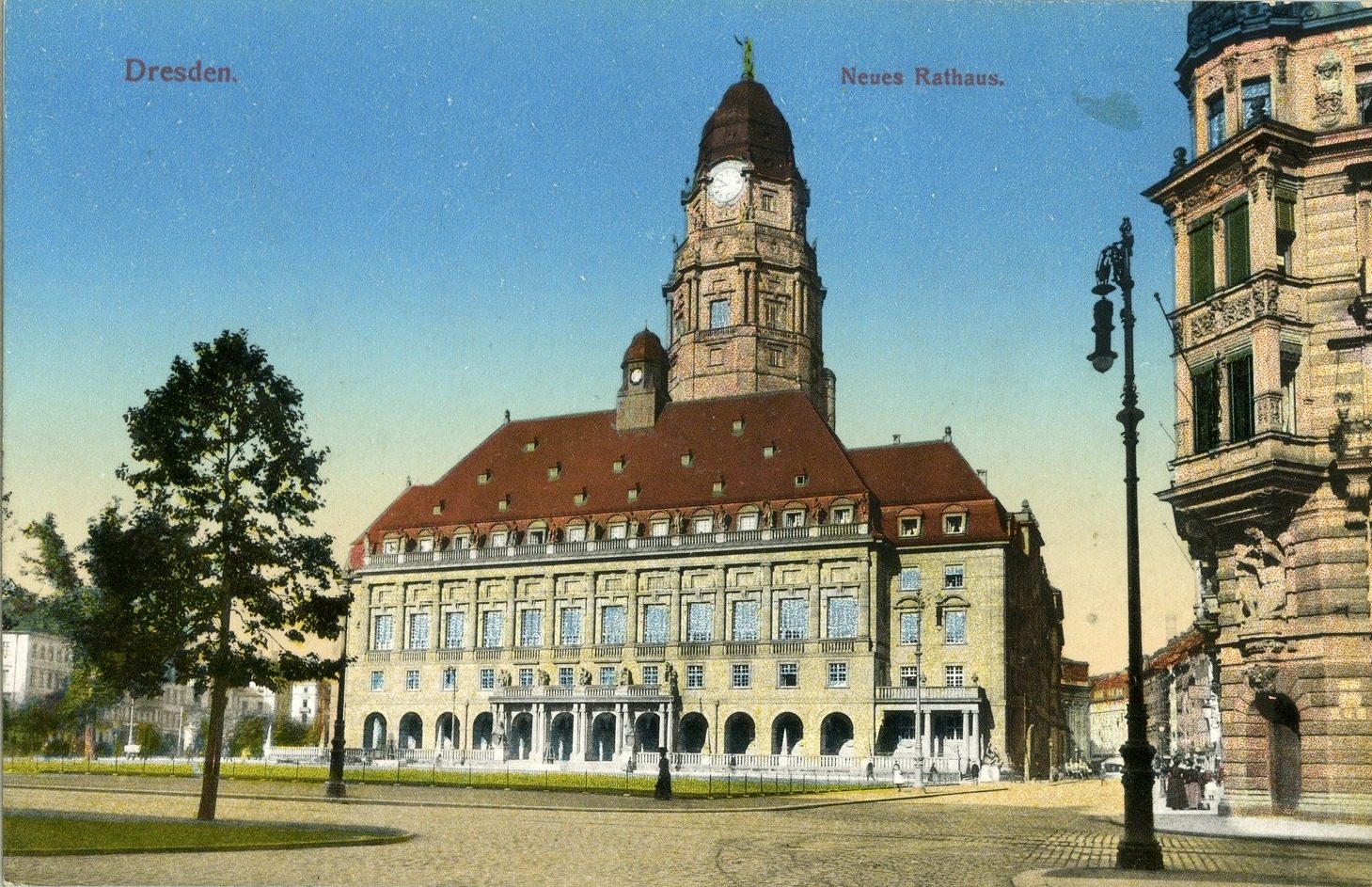 Kolorierte Postkarte des Neuen Rathauses in Dresden von 1911 mit Turm und Rathausmann.