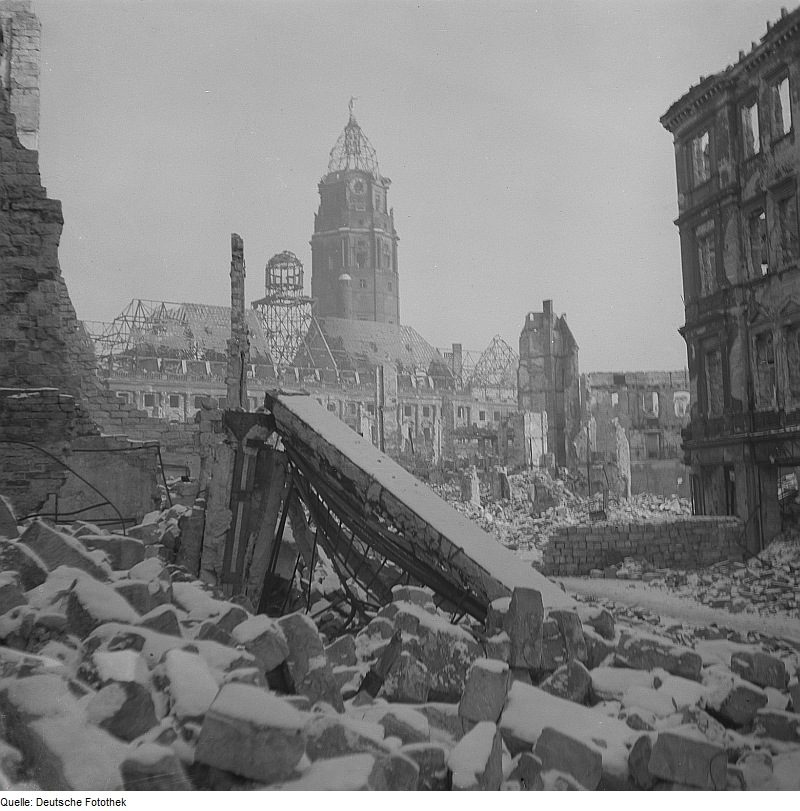 Ruine des Neuen Rathauses in Dresden mit ausgebranntem Turm hinter Trümmerfeldern, 1945.
