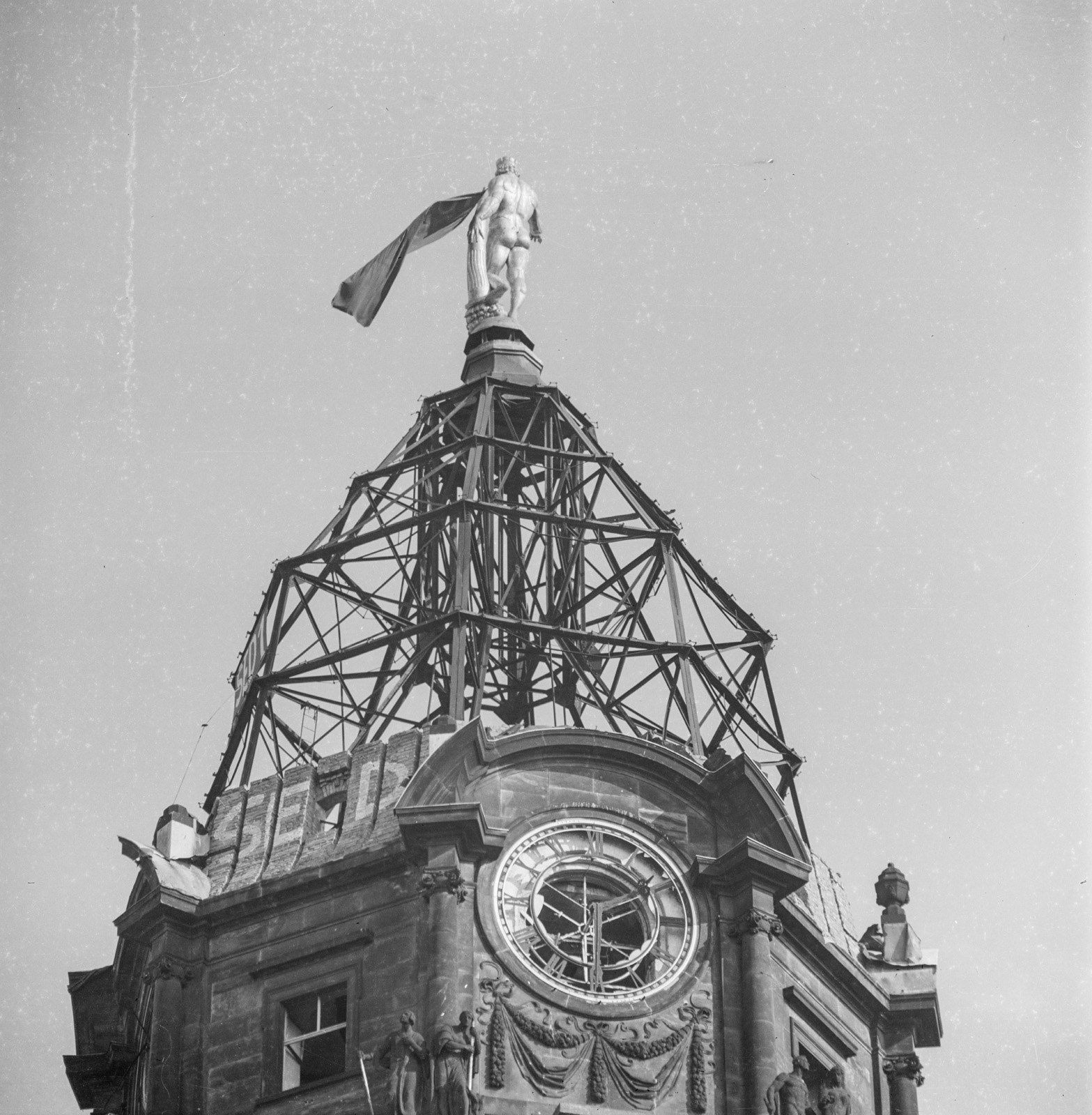 Der Rathausmann auf dem freigelegten Stahlgerippe des zerstörten Turmhelms des Neuen Rathauses in Dresden.